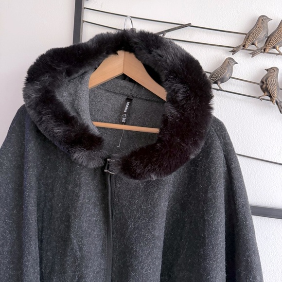 Torrid Womens Fur Trim Hooded Ruana Poncho Gray Black Faux Fur Fall Winter OS - Picture 8 of 11